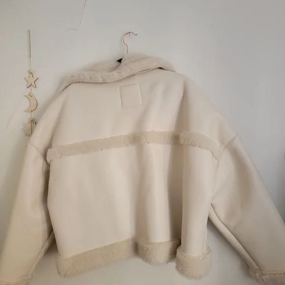 Abercrombie and Fitch Oversized Short Sherpa Lined Vegan Leather Coat White - Picture 5 of 6